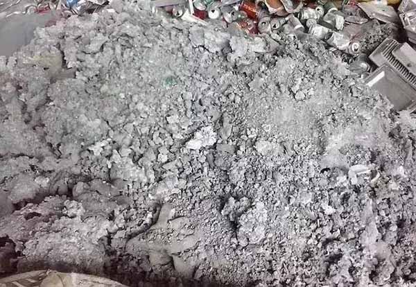 冶煉過(guò)程中產(chǎn)生的鋁灰.jpg 冶煉過(guò)程中產(chǎn)生的鋁灰.jpg