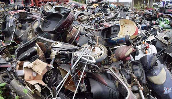 報(bào)廢的汽車(chē)、電瓶車(chē)、新能源汽車(chē)1.jpg 報(bào)廢的汽車(chē)、電瓶車(chē)、新能源汽車(chē)1.jpg